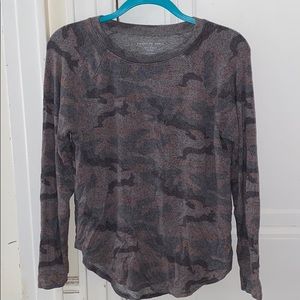 AMERICAN EAGLE Camo Long sleeve shirt XS